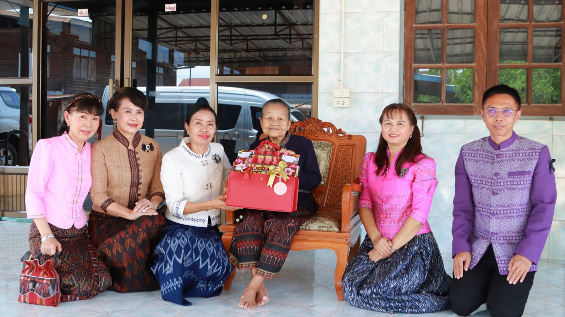 กองกองทุนส่งเสริมงานวัฒนธรรม โดยสำนักงานวัฒนธรรมจังหวัดกาฬสินธุ์ เข้าเยี่ยมนางคำสอน สระทอง ศิลปินแห่งชาติ