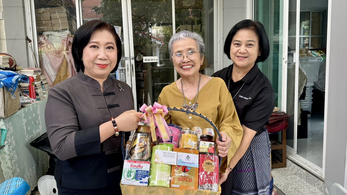 กองกองทุนส่งเสริมงานวัฒนธรรมเยี่ยมศิลปินแห่งชาติ ๒ ท่าน พร้อมติดตามและดูแลช่วยเหลือเยียวยาผลกระทบจากน้ำท่วม